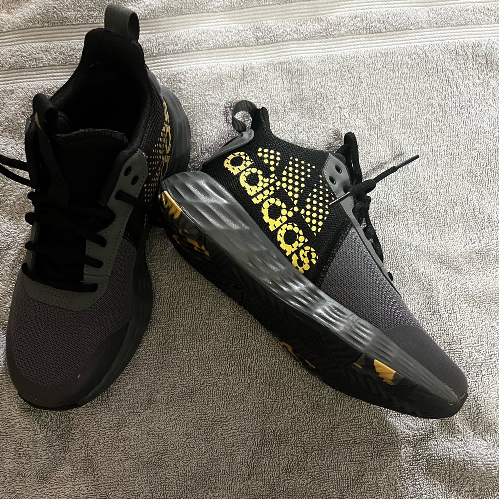Boys Adidas size 5.5 new without box